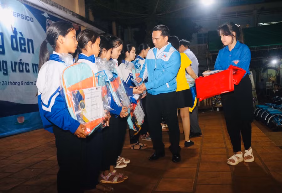 Anh Đỗ Duy Nam-Phó Bí thư Tỉnh Đoàn tặng học bổng cho các học sinh Trường THCS Nguyễn Chí Thanh. Ảnh: Phan Thảo