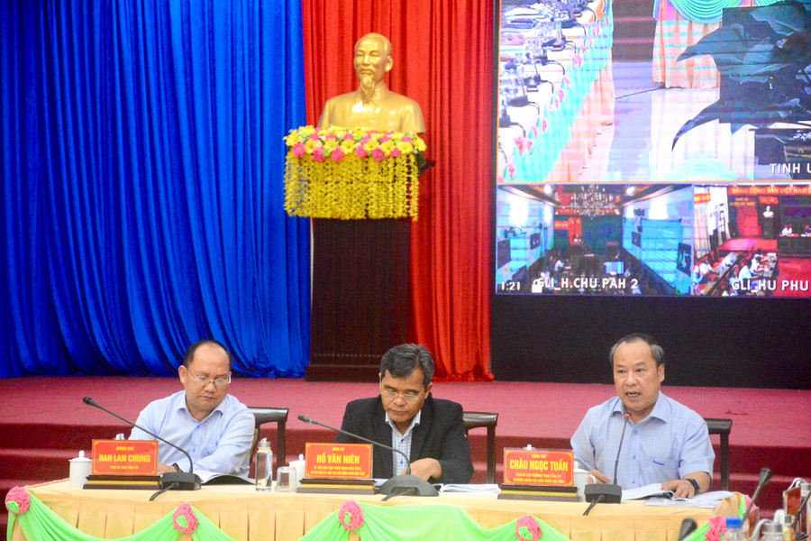 Các đồng chí chủ trì hội nghị tổng kết 10 năm thực hiện Nghị quyết số 33-NQ/TW. Ảnh: Lam Nguyên Các đồng chí chủ trì hội nghị tổng kết 10 năm thực hiện Nghị quyết số 33-NQ/TW. Ảnh: Lam Nguyên