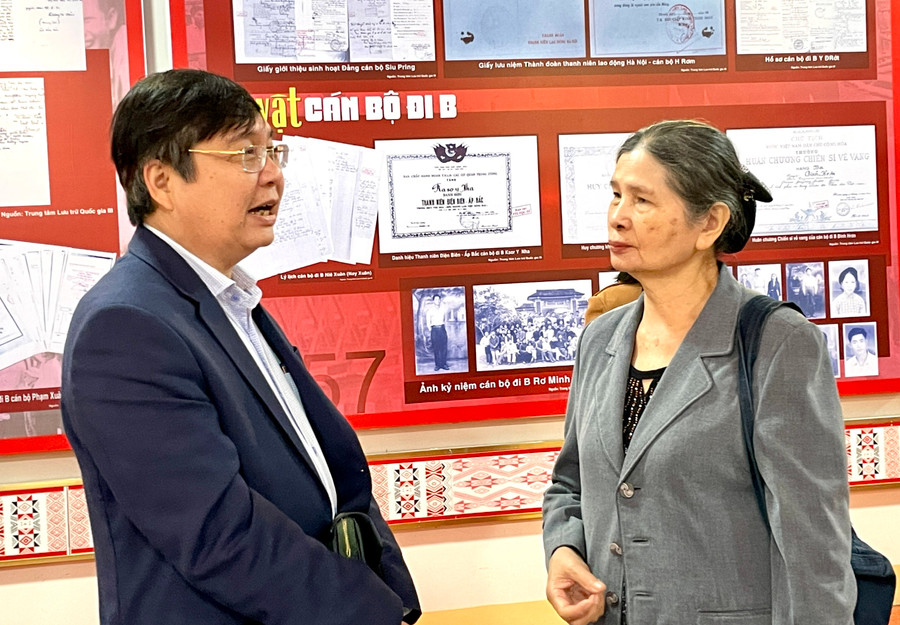 Ủy viên Ban Thường vụ Tỉnh ủy, Trưởng ban Tổ chức Tỉnh ủy Huỳnh Quang Thái trò chuyện với bà Nguyễn Thị Hồng Hợp (TP. Pleiku), cán bộ đi B duy nhất có mặt tại chương trình để nhận lại hồ sơ, kỷ vật. Ảnh: Lam Nguyên Ủy viên Ban Thường vụ Tỉnh ủy, Trưởng ban Tổ chức Tỉnh ủy Huỳnh Quang Thái trò chuyện với bà Nguyễn Thị Hồng Hợp (TP. Pleiku), cán bộ đi B duy nhất có mặt tại chương trình để nhận lại hồ sơ, kỷ vật. Ảnh: Lam Nguyên