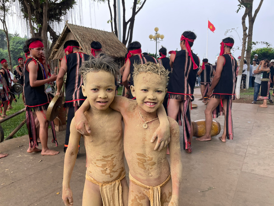 Điểm nhấn của đội cồng chiêng đến từ huyện Chư Păh cũng là 2 pơtual hóa trang bằng cách trát bùn từ đầu tới chân. Ảnh: Lam Nguyên