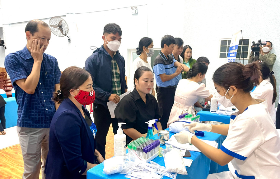 Đoàn viên, người lao động tham gia xét nghiệm tầm soát ung thư gan miễn phí sáng 15-7. Ảnh: Lam Nguyên