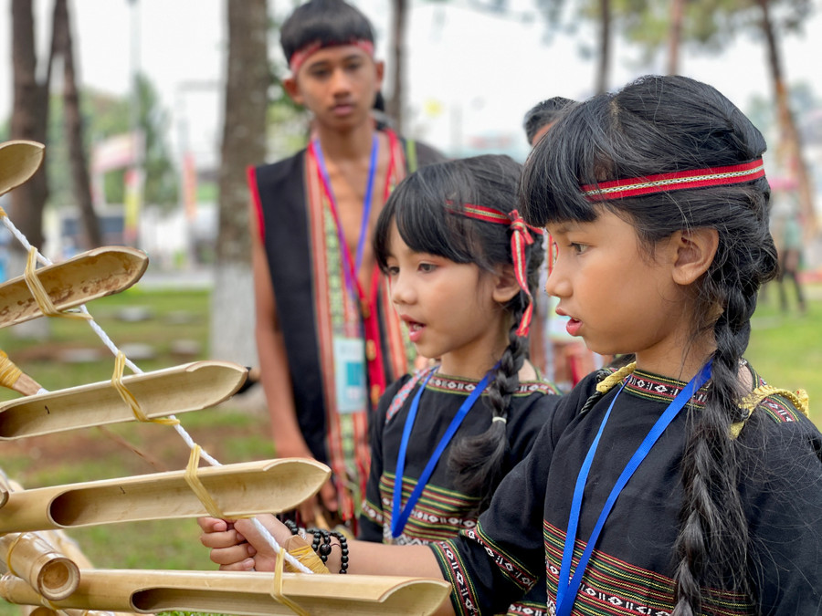 Nhiều em thể hiện năng khiếu chơi nhạc cụ truyền thống từ rất sớm. Ảnh: Lam Nguyên