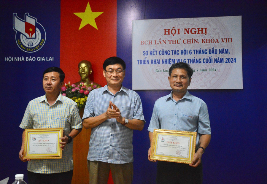 Nhà báo Huỳnh Kiên-Chủ tịch Hội Nhà báo tỉnh-khen thưởng 2 tập thể tiêu biểu gồm Chi hội Nhà báo Đài Phát thanh-Truyền hình tỉnh và Chi hội nhà báo Báo Gia Lai. Ảnh: Lam Nguyên