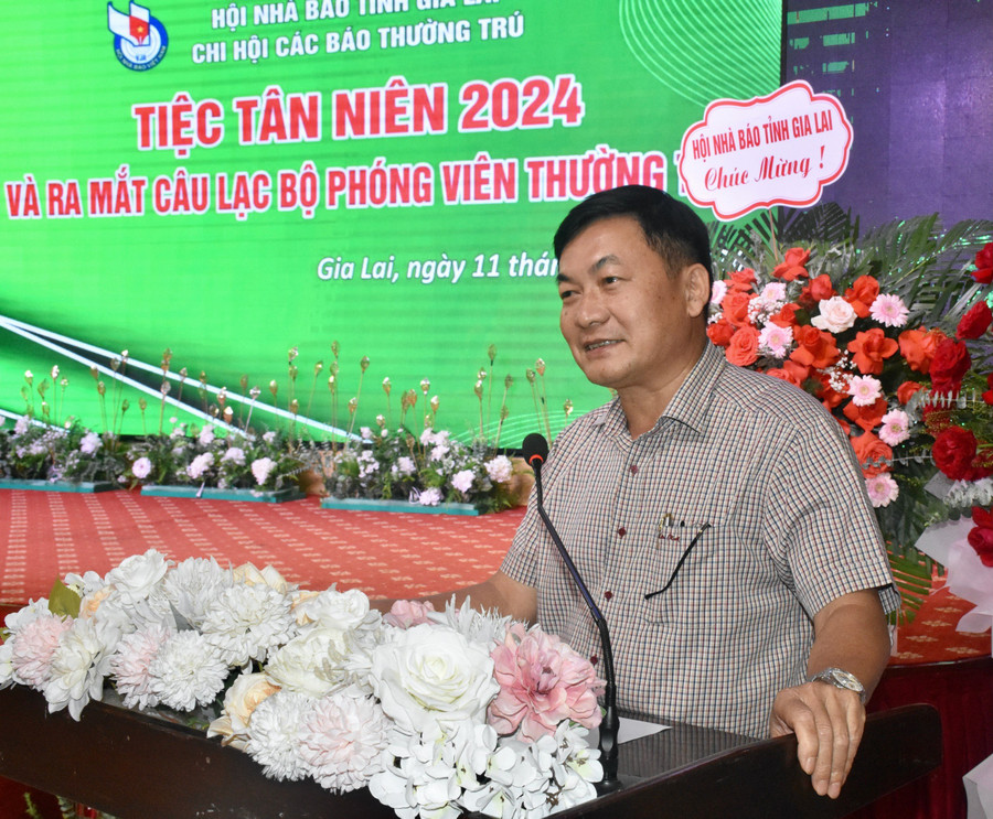 Nhà báo Huỳnh Kiên phát biểu tại lễ ra mắt. Ảnh: Lam Nguyên