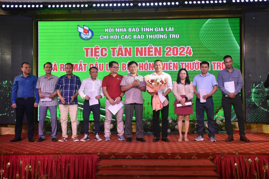 Thường trực Hội Nhà báo tỉnh chúc mừng Ban Chủ nhiệm CLB tại lễ ra mắt. Ảnh: Lam Nguyên