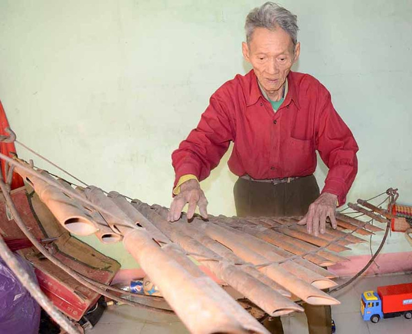 Cố Nghệ sĩ Ưu tú Nay Pharr lúc sinh thời bên chiếc đàn t&apos;rưng đã cùng ông đi biểu diễn nhiều nơi trên thế giới. Ảnh: Trần Đức Phương