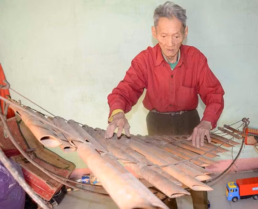 Cố Nghệ sĩ Ưu tú Nay Pharr lúc sinh thời bên chiếc đàn t'rưng đã cùng ông đi biểu diễn nhiều nơi trên thế giới. Ảnh: Trần Đức Phương