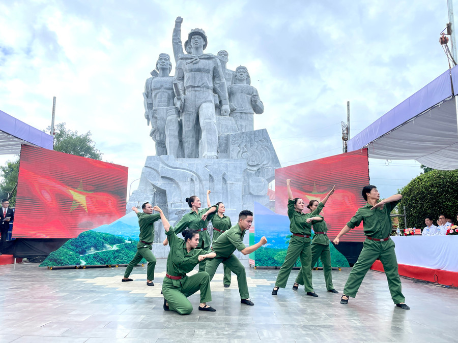 Hình ảnh người chiến sĩ Đak Pơ được tái hiện trong chương trình. Ảnh: Lam Nguyên Hình ảnh người chiến sĩ Đak Pơ được tái hiện trong chương trình. Ảnh: Lam Nguyên