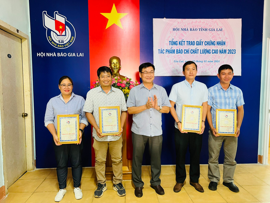 Nhà báo Huỳnh Kiên trao giấy chứng nhận cho các tác giả, nhóm tác giả có tác phẩm được xếp loại A. Ảnh: Lam Nguyên Nhà báo Huỳnh Kiên trao giấy chứng nhận cho các tác giả, nhóm tác giả có tác phẩm được xếp loại A. Ảnh: Lam Nguyên