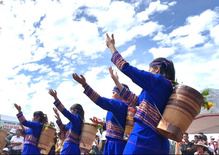 Bóng hình sơn nữ là nguồn cảm hứng trong thơ xuân cao nguyên. Ảnh: Phương Duyên