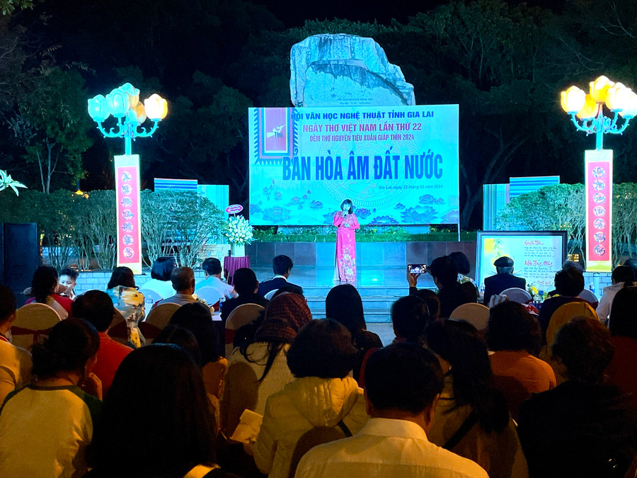 Đêm thơ Nguyên tiêu Xuân Giáp Thìn tối 23-2 tại Quảng trường Đại Đoàn Kết (TP. Pleiku) thu hút đông đảo khán giả đến thưởng thức thơ xuân của các tác giả Gia Lai. Ảnh: Phương Duyên