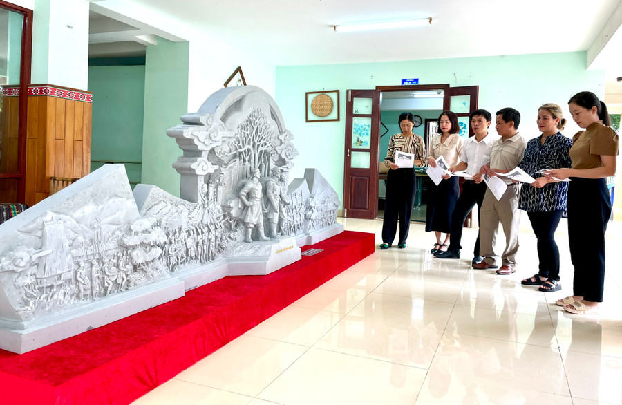 Mẫu phác thảo mã số H258 nhận được sự đánh giá cao của Hội đồng nghệ thuật lẫn người dân, du khách. Ảnh: Lam Nguyên