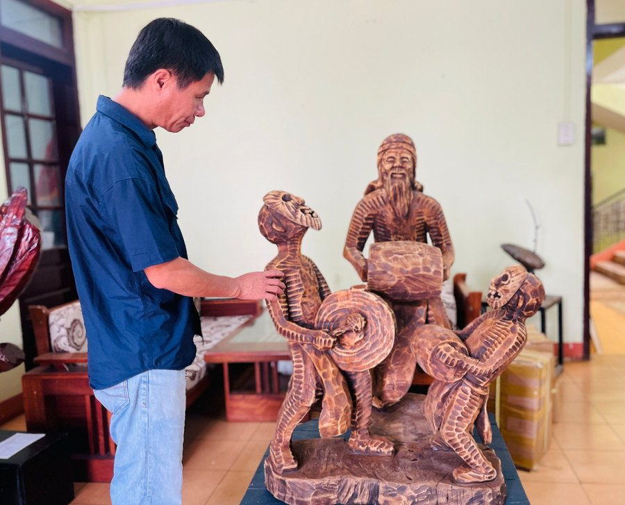 Tác phẩm điêu khắc "Gìn giữ thanh âm đại ngàn" của tác giả Nguyễn Nam gửi về tham gia Cuộc thi Mỹ thuật tỉnh Gia Lai. Ảnh: Lam Nguyên Tác phẩm điêu khắc "Gìn giữ thanh âm đại ngàn" của tác giả Nguyễn Nam gửi về tham gia Cuộc thi Mỹ thuật tỉnh Gia Lai. Ảnh: Lam Nguyên