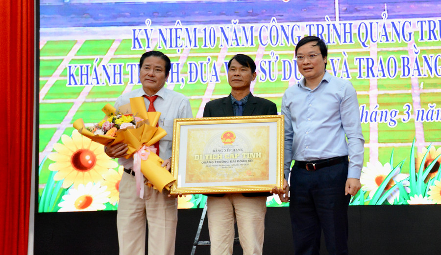 Chủ tịch UBND tỉnh Trương Hải Long (bìa phải) trao Bằng xếp hạng di tích cấp tỉnh. Ảnh: Lam Nguyên