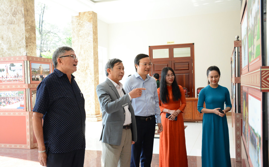 Các đại biểu đã tham quan triển lãm “Quảng trường Đại Đoàn Kết-10 năm, một chặng đường”. Ảnh: Lam Nguyên