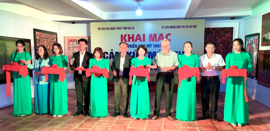 Các đại biểu cắt băng khai mạc triển lãm. Ảnh: Lam Nguyên