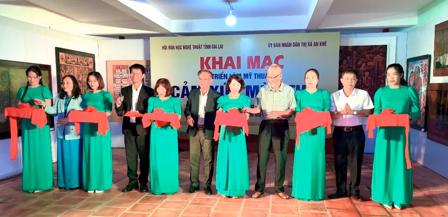 Các đại biểu cắt băng khai mạc triển lãm. Ảnh: Lam Nguyên