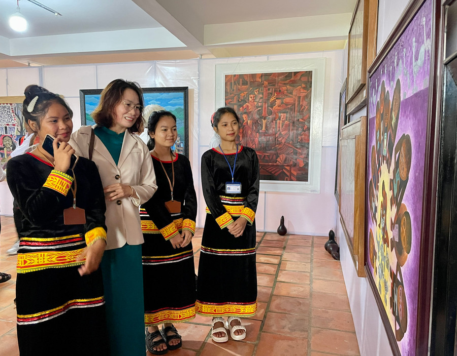 Triển lãm thu hút đông đảo người thưởng lãm, trong đó có các em học sinh Trường THPT Dân tộc Nội trú Đông Gia Lai. Ảnh: Lam Nguyên