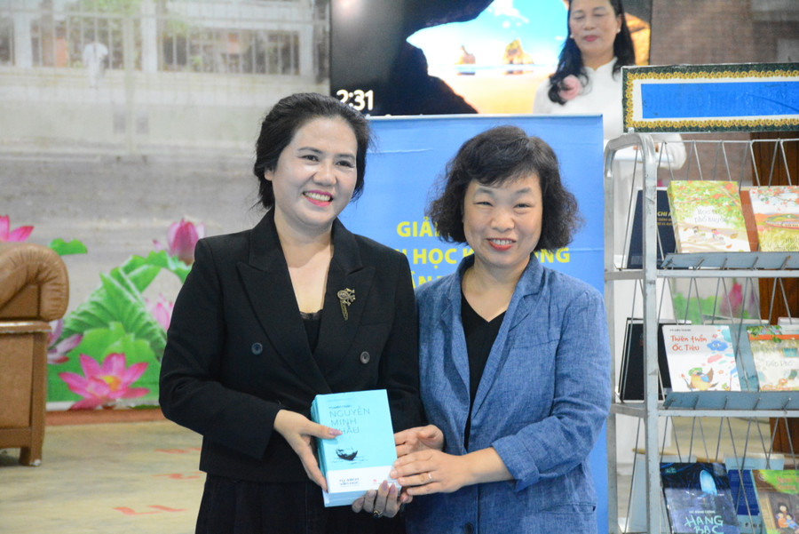 Bà Ngô Thị Phú Bình-Trưởng ban Biên tập Sách văn học Nhà xuất bản Kim Đồng (bìa phải) tặng 100 đầu sách cho Thư viện Trường THPT Pleiku. Ảnh: Lam Nguyên