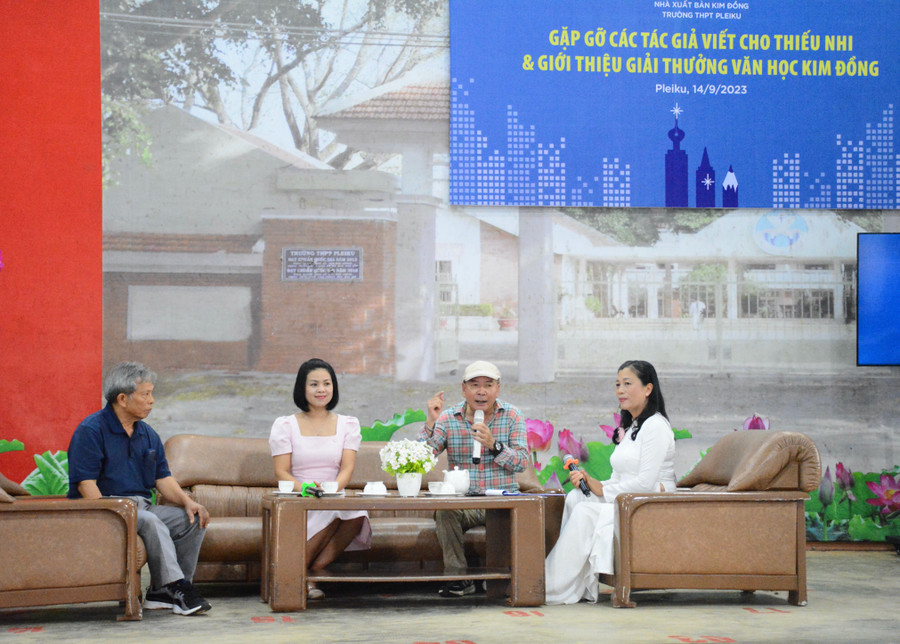 Các đại biểu giao lưu tại chương trình. Ảnh: Lam Nguyên