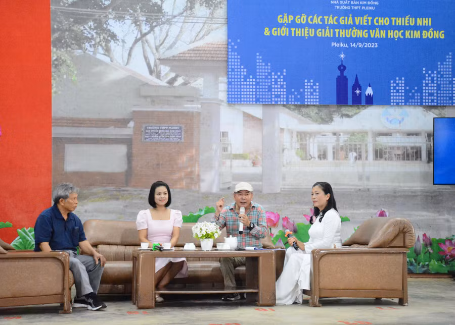 Các đại biểu giao lưu tại chương trình. Ảnh: Lam Nguyên