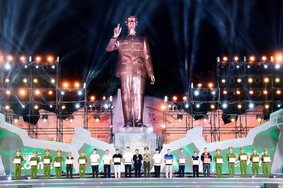 Thân nhân gia đình liệt sĩ, gia đình có công tiêu biểu các tỉnh Tây Nguyên nhận quà tại chương trình. Ảnh: Đức Thụy Thân nhân gia đình liệt sĩ, gia đình có công tiêu biểu các tỉnh Tây Nguyên nhận quà tại chương trình. Ảnh: Đức Thụy