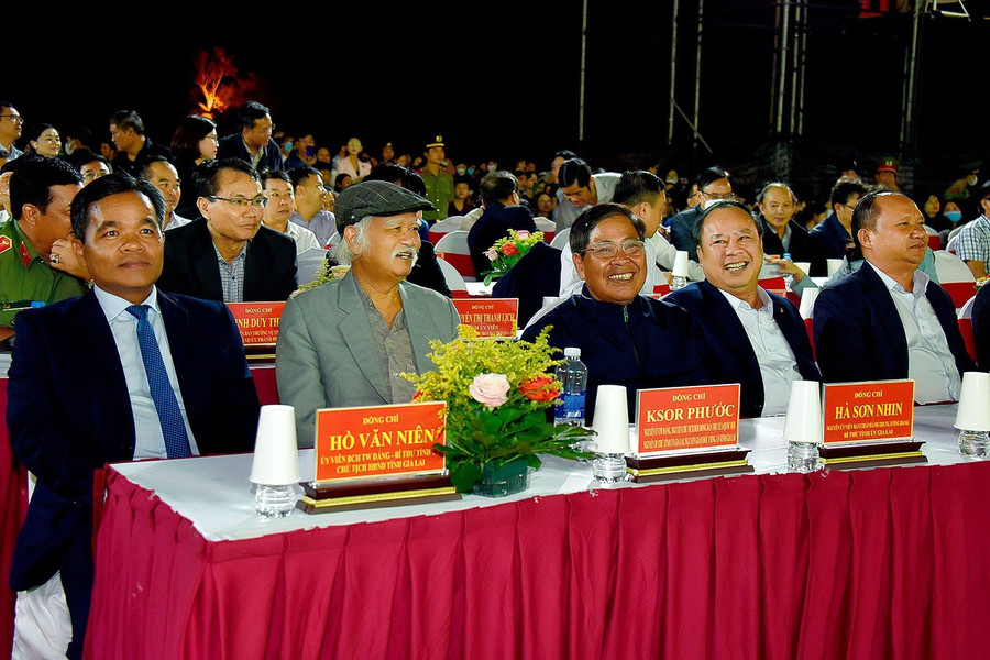 Bí thư Tỉnh ủy Gia Lai Hồ Văn Niên (bìa trái) cùng các đồng chí Thường trực Tỉnh ủy và nguyên lãnh đạo tỉnh qua các thời kỳ cùng tham dự chương trình. Ảnh: Đức Thụy Bí thư Tỉnh ủy Gia Lai Hồ Văn Niên (bìa trái) cùng các đồng chí Thường trực Tỉnh ủy và nguyên lãnh đạo tỉnh qua các thời kỳ cùng tham dự chương trình. Ảnh: Đức Thụy