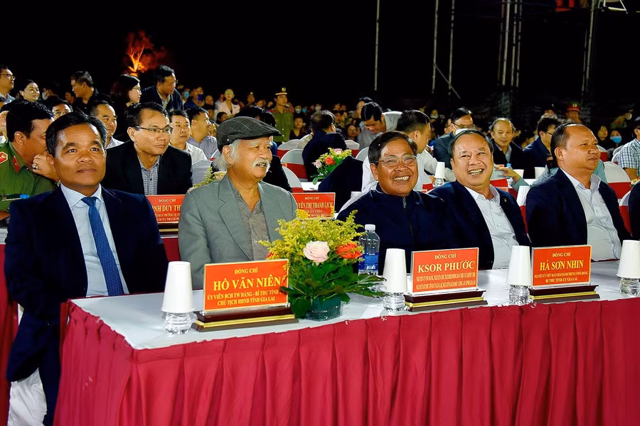 Bí thư Tỉnh ủy Gia Lai Hồ Văn Niên (bìa trái) cùng các đồng chí Thường trực Tỉnh ủy và nguyên lãnh đạo tỉnh qua các thời kỳ cùng tham dự chương trình. Ảnh: Đức Thụy