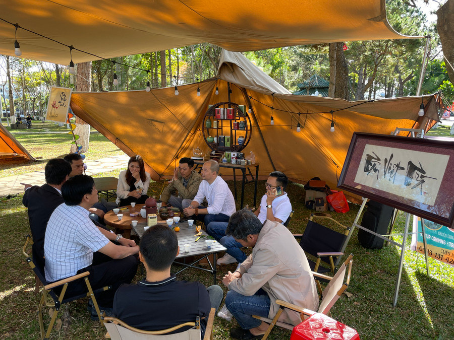 Đến với Ngày thơ Việt Nam 2023, những người yêu văn học nghệ thuật được chủ trà quán Tâm Việt Trà (TP. Pleiku) mời thưởng thức các loại trà Việt, trà Trung Hoa nức tiếng. Ảnh: Lam Nguyên