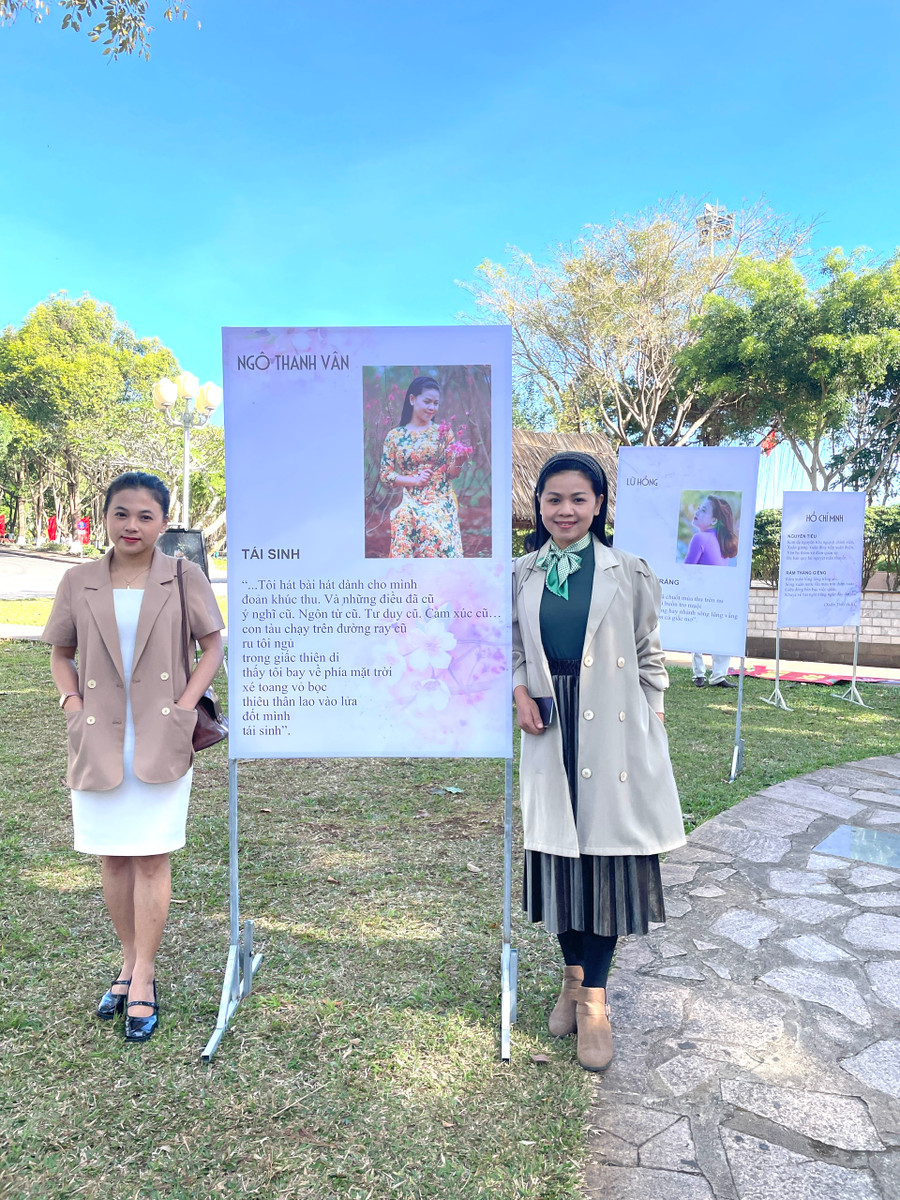 Các poster được trưng bày tại khuôn viên Quảng trường Đại Đoàn Kết làm cho không gian Ngày thơ Việt Nam 2023 thêm sinh động. Ảnh: Lam Nguyên