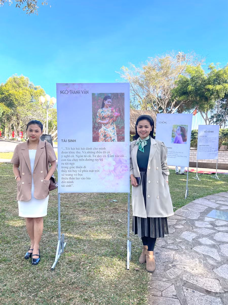 Các poster được trưng bày tại khuôn viên Quảng trường Đại Đoàn Kết làm cho không gian Ngày thơ Việt Nam 2023 thêm sinh động. Ảnh: Lam Nguyên