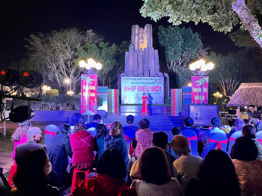 Đông đảo hội viên và công chúng đến với đêm thơ nhạc. Ảnh: Lam Nguyên