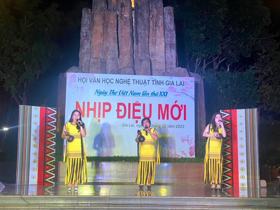 Một tác phẩm nhạc phổ thơ được trình bày tại chương trình. Ảnh: Lam Nguyên