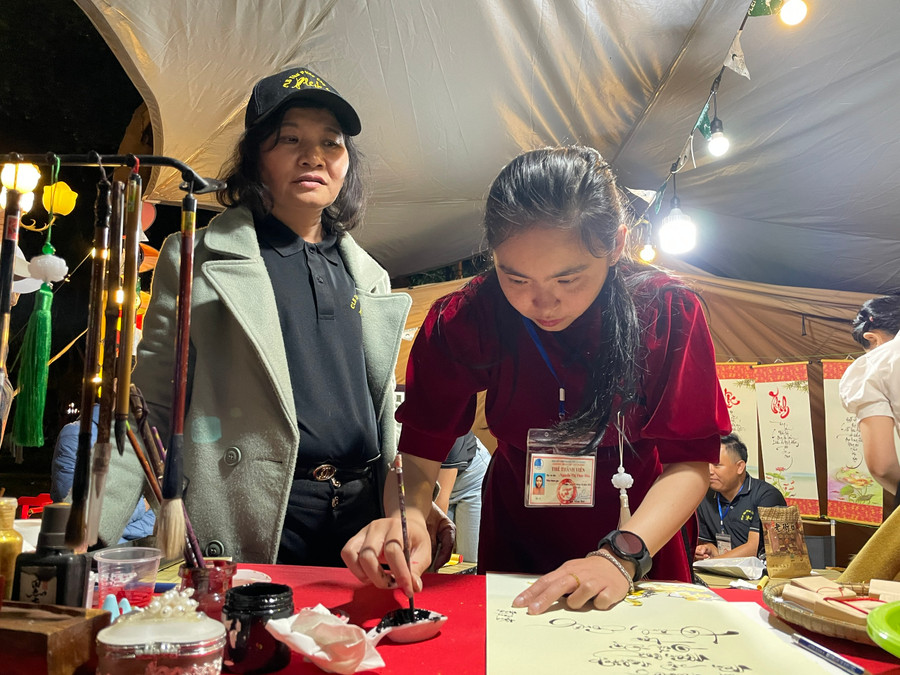 Thành viên Câu lạc bộ thư pháp Chữ Việt Pleiku (trực thuộc Thành đoàn Pleiku) đồng hành cùng chương trình nhằm góp thêm nét tao nhã. Ảnh: Lam Nguyên