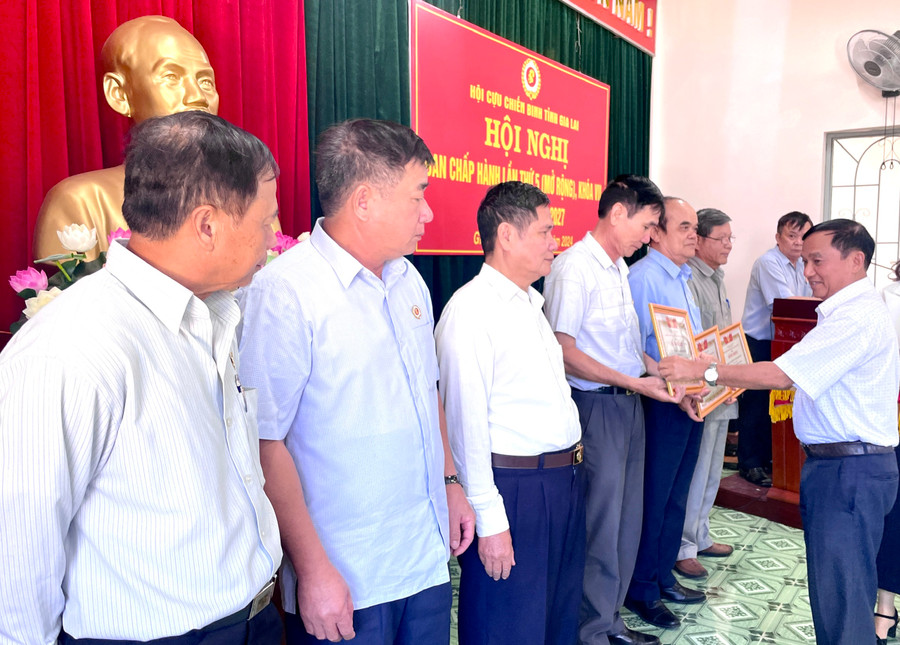 Các tập thể, cá nhân được tặng bằng khen của Trung ương Hội CCB Việt Nam vì thành tích xuất sắc trong phong trào thi đua “CCB gương mẫu” năm 2023. Ảnh: Lam Nguyên Các tập thể, cá nhân được tặng bằng khen của Trung ương Hội CCB Việt Nam vì thành tích xuất sắc trong phong trào thi đua “CCB gương mẫu” năm 2023. Ảnh: Lam Nguyên