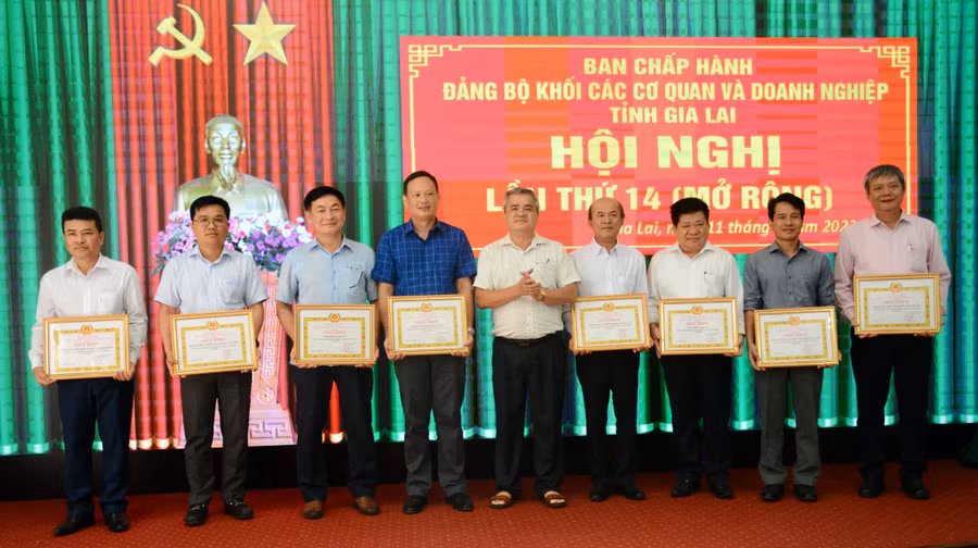 Đại diện các TCCSĐ hoàn thành xuất sắc nhiệm vụ năm 2022 nhận giấy khen của Ban Thường vụ Đảng ủy Khối. Ảnh: Lam Nguyên