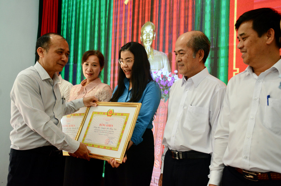 Đồng chí Huỳnh Minh Thuận-Bí thư Đảng ủy Khối trao bằng khen của Ban Thường vụ Tỉnh ủy cho các đảng viên hoàn thành xuất sắc nhiệm vụ 5 năm liên tục (2018-2022). Ảnh: Lam Nguyên Đồng chí Huỳnh Minh Thuận-Bí thư Đảng ủy Khối trao bằng khen của Ban Thường vụ Tỉnh ủy cho các đảng viên hoàn thành xuất sắc nhiệm vụ 5 năm liên tục (2018-2022). Ảnh: Lam Nguyên