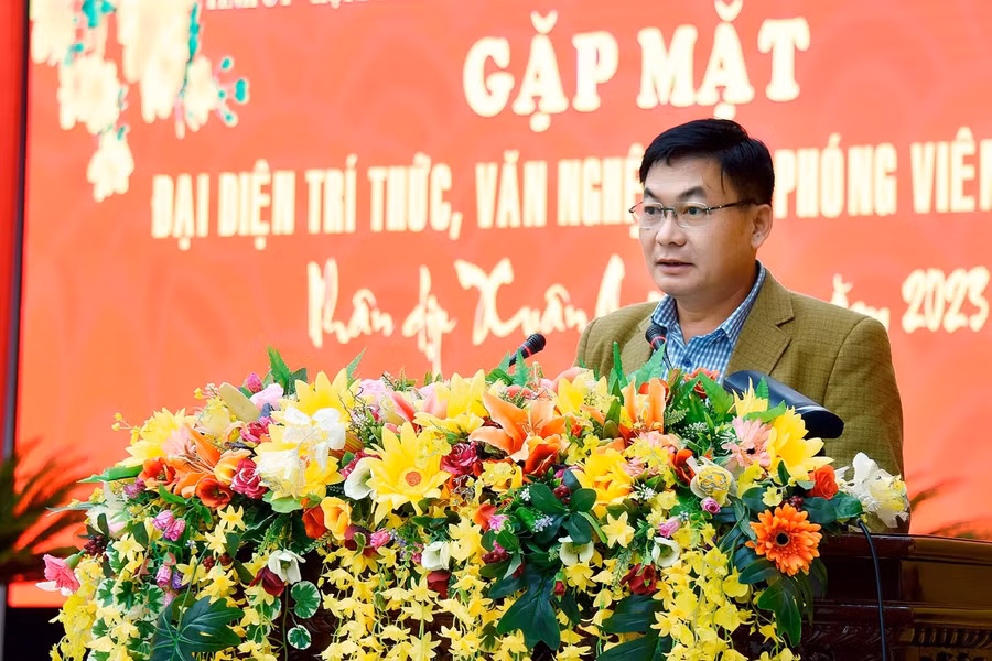 Nhà báo Huỳnh Kiên-Tổng Biên tập Báo Gia Lai, Chủ tịch Hội Nhà báo tỉnh phát biểu tại buổi gặp mặt. Ảnh: Đức Thụy