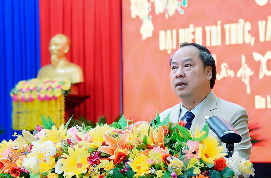 Phó Bí thư Thường trực Tỉnh ủy Châu Ngọc Tuấn đánh giá cao sự cống hiến của đội ngũ trí thức, văn nghệ sĩ, người làm báo trong phát triển kinh tế-xã hội của tỉnh. Ảnh: Đức Thụy Phó Bí thư Thường trực Tỉnh ủy Châu Ngọc Tuấn đánh giá cao sự cống hiến của đội ngũ trí thức, văn nghệ sĩ, người làm báo trong phát triển kinh tế-xã hội của tỉnh. Ảnh: Đức Thụy