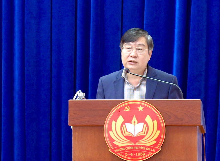 Trưởng ban Tổ chức Tỉnh ủy Huỳnh Quang Thái phát biểu tại lễ khai giảng. Ảnh: Lam Nguyên Trưởng ban Tổ chức Tỉnh ủy Huỳnh Quang Thái phát biểu tại lễ khai giảng. Ảnh: Lam Nguyên