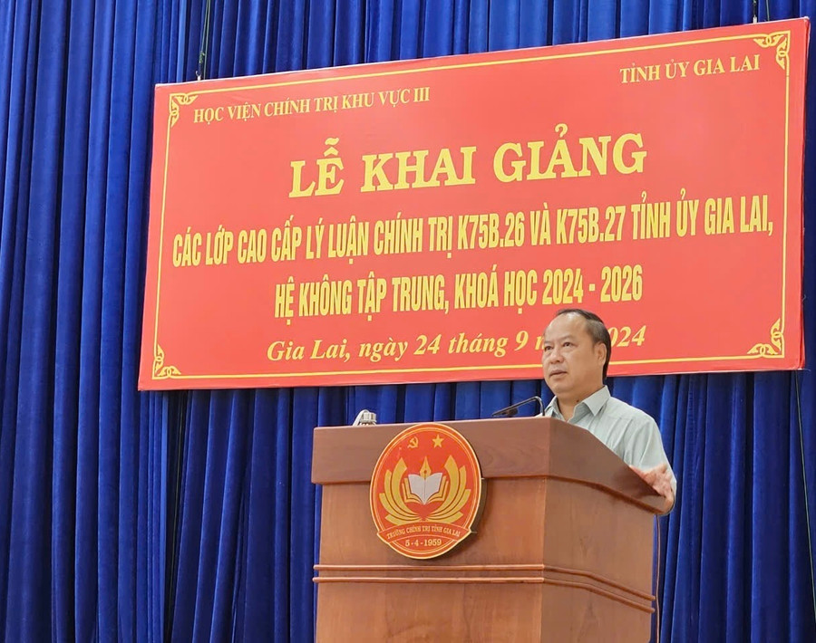 Phó Bí thư Thường trực Tỉnh ủy Châu Ngọc Tuấn phát biểu tại lễ khai giảng. Ảnh: Lam Nguyên