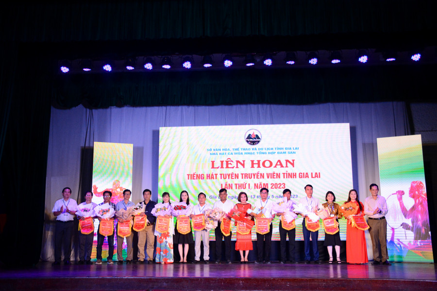 Phó Giám đốc Sở Văn hóa-Thể thao và Du lịch Nguyễn Đức Hoàng (bìa phải) trao hoa và cờ lưu niệm cho các đơn vị. Ảnh: Lam Nguyên Phó Giám đốc Sở Văn hóa-Thể thao và Du lịch Nguyễn Đức Hoàng (bìa phải) trao hoa và cờ lưu niệm cho các đơn vị. Ảnh: Lam Nguyên