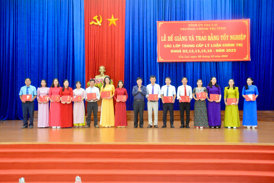 Trưởng ban Tổ chức Tỉnh ủy Huỳnh Quang Thái trao bằng tốt nghiệp cho các học viên. Ảnh: Lam Nguyên