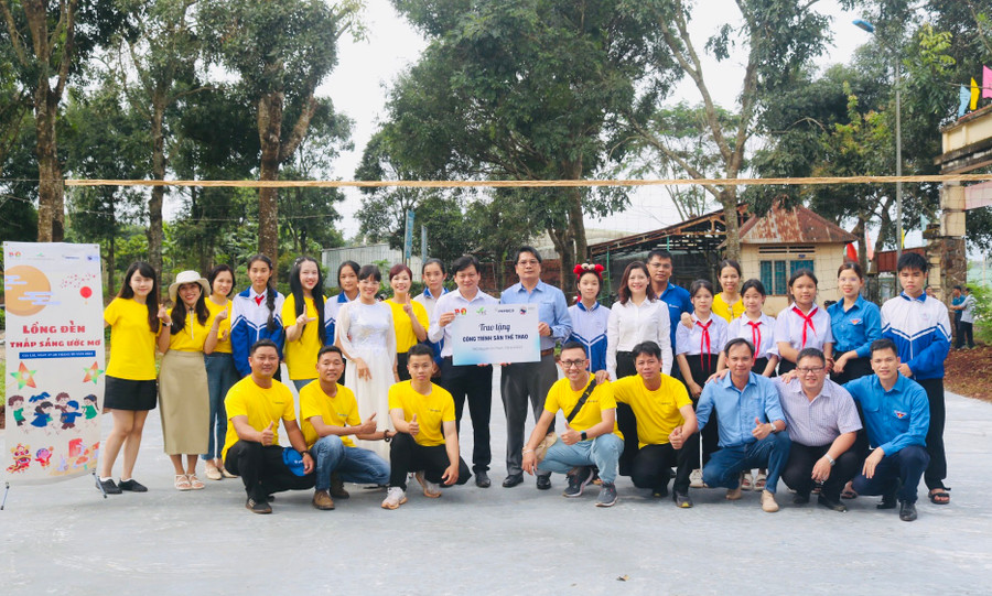 Các đơn vị trao tặng công trình sân thể thao cho Trường THCS Nguyễn Chí Thanh. Ảnh: Phan Thảo