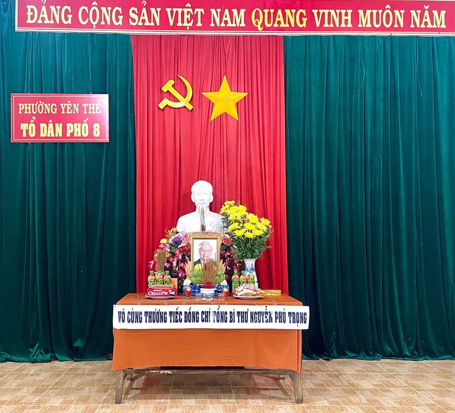 Ban thờ Tổng Bí thư Nguyễn Phú Trọng đặt trang trọng tại hội trường tổ 8, phường Yên Thế. Ảnh: Lam Nguyên Ban thờ Tổng Bí thư Nguyễn Phú Trọng đặt trang trọng tại hội trường tổ 8, phường Yên Thế. Ảnh: Lam Nguyên