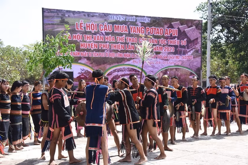 Tiết mục diễn tấu cồng chiêng tại Lễ cầu mưa của Yang Pơtao Apui năm 2023 được dàn dựng công phu. Ảnh: Đức Thụy