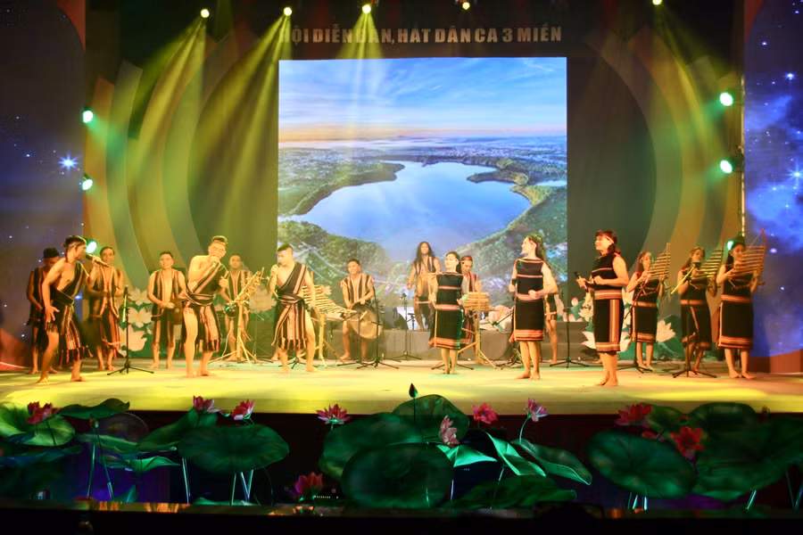 Một tiết mục biểu diễn của Đoàn nghệ thuật quần chúng tỉnh Gia Lai. Ảnh: Hồng Thắm