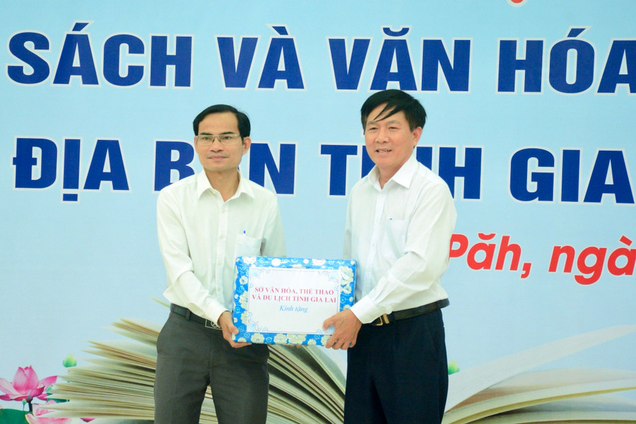 Ông Nguyễn Văn Hạnh, Phó Giám đốc Sở Văn hóa-Thể thao và Du lịch Gia Lai (bìa phải) tặng quà khuyến đọc cho Thư viện Trường THPT Mạc Đĩnh Chi. Ảnh: Lam Nguyên Ông Nguyễn Văn Hạnh, Phó Giám đốc Sở Văn hóa-Thể thao và Du lịch Gia Lai (bìa phải) tặng quà khuyến đọc cho Thư viện Trường THPT Mạc Đĩnh Chi. Ảnh: Lam Nguyên