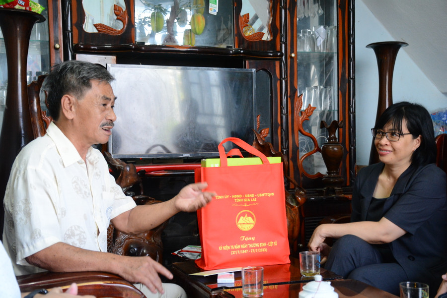 Thương binh Đặng Thành Trung (thị trấn Phú Thiện) bày tỏ niềm vui khi đoàn công tác đến thăm. Ảnh: Lam Nguyên