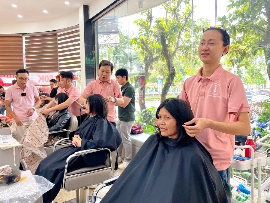 Bà Rmah H&apos;Đanh (làng Kte Lớn A, xã Ia Yeng, huyện Phú Thiện) vui mừng đón nhận mái tóc được trao tặng. Ảnh: Lam Nguyên.